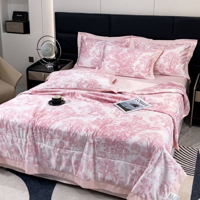 91家纺网 家纺一手货源 找家纺 丽卡家纺 2023新款天丝舒适夏被四件套 魅影粉