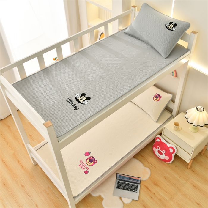 91家纺网 家纺一手货源 找家纺 鑫钰 2023新款中分子凉感华夫格复合学生宿舍专用上下铺凉席床席 迪士尼-草莓熊