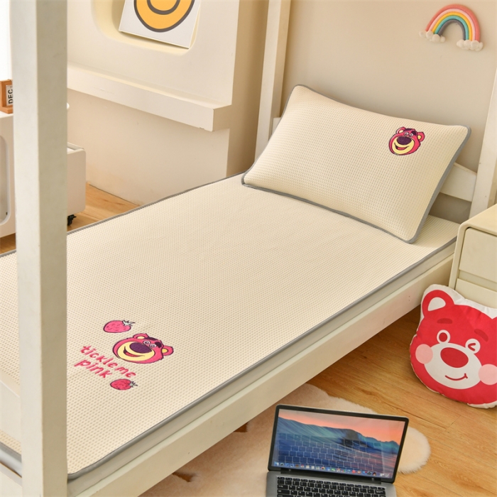 91家纺网 家纺一手货源 找家纺 鑫钰 2023新款中分子凉感华夫格复合学生宿舍专用上下铺凉席床席 迪士尼-草莓熊