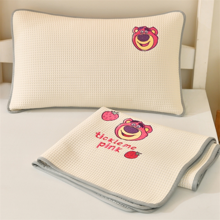 91家纺网 家纺一手货源 找家纺 鑫钰 2023新款中分子凉感华夫格复合学生宿舍专用上下铺凉席床席 迪士尼-草莓熊