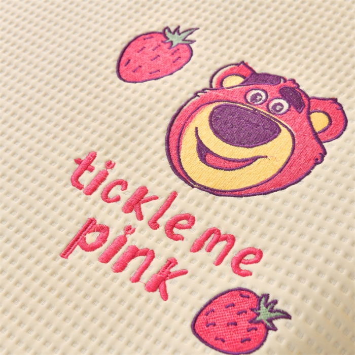 91家纺网 家纺一手货源 找家纺 鑫钰 2023新款中分子凉感华夫格复合学生宿舍专用上下铺凉席床席 迪士尼-草莓熊