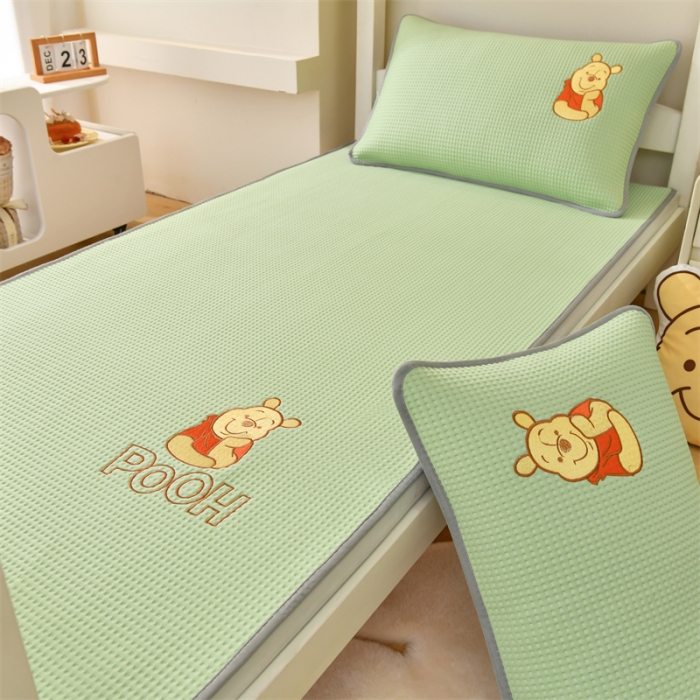 91家纺网 家纺一手货源 找家纺 鑫钰 2023新款中分子凉感华夫格复合学生宿舍专用上下铺凉席床席 迪士尼-小熊维尼