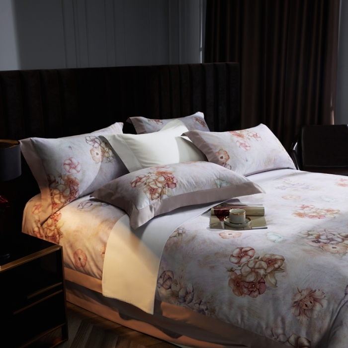 91家纺网 家纺一手货源 找家纺 缔缦 2023新款100s长绒棉拼角款数码印花四件套 旖旎-紫