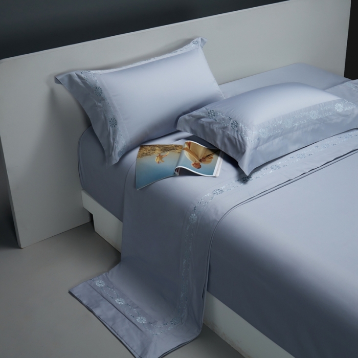 91家纺网 家纺一手货源 找家纺 缔缦 2023新款100s澳棉刺绣四件套-优尼卡 雾霾蓝
