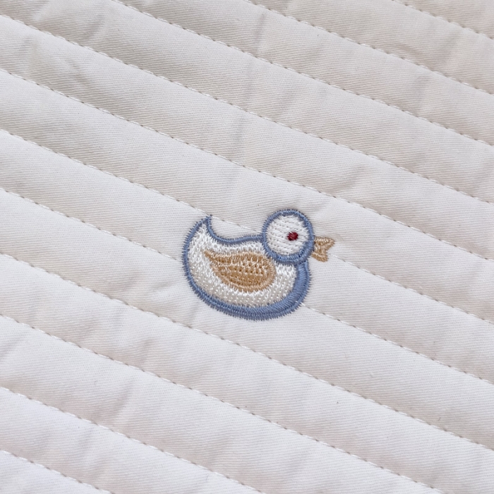 91家纺网 家纺一手货源 找家纺 期遇家居 2023新款婴儿床盖新生儿双面全棉刺绣床笠可定制 奶瓶鸭