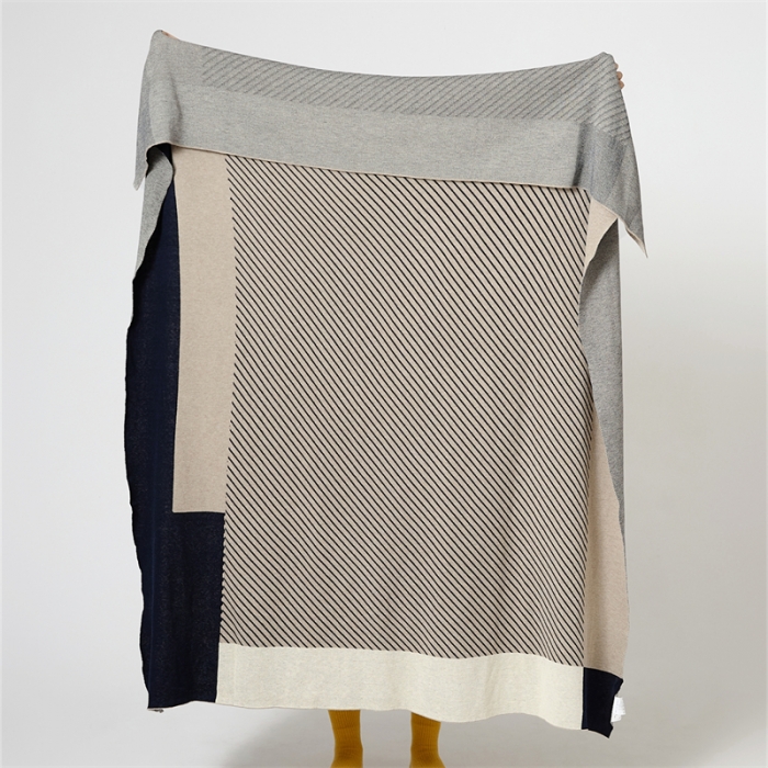 91家纺网 家纺一手货源 找家纺 暖绵绵家纺 2025新款松逸格系列羊毛混纺盖毯毛毯 藏青