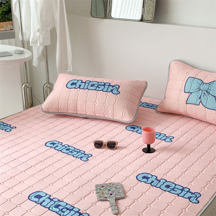 91家纺网 家纺一手货源 找家纺 昔可 2023新款方块绗缝乳胶凉席三件套Chic风 chicgirl