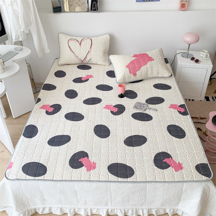 91家纺网 家纺一手货源 找家纺 昔可 2023新款方块绗缝乳胶凉席三件套Chic风 波点兔