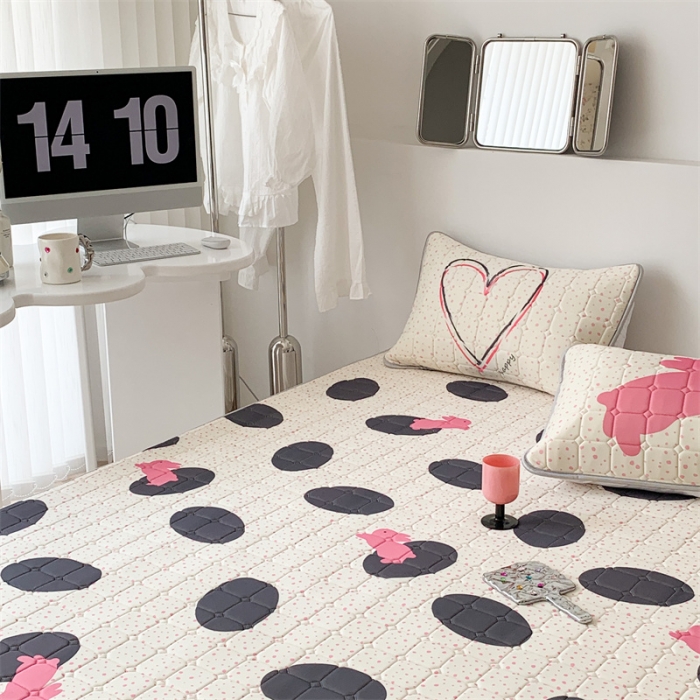 91家纺网 家纺一手货源 找家纺 昔可 2023新款方块绗缝乳胶凉席三件套Chic风 波点兔