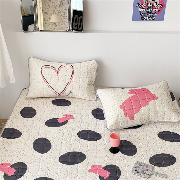 91家纺网 家纺一手货源 找家纺 昔可 2023新款方块绗缝乳胶凉席三件套Chic风 波点兔