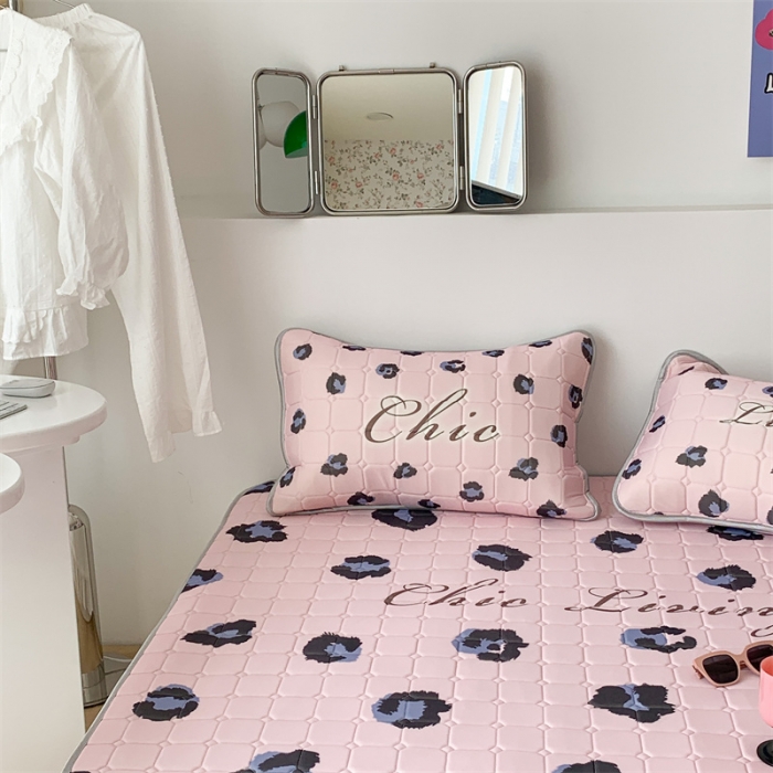 91家纺网 家纺一手货源 找家纺 昔可 2023新款方块绗缝乳胶凉席三件套Chic风 粉紫豹纹