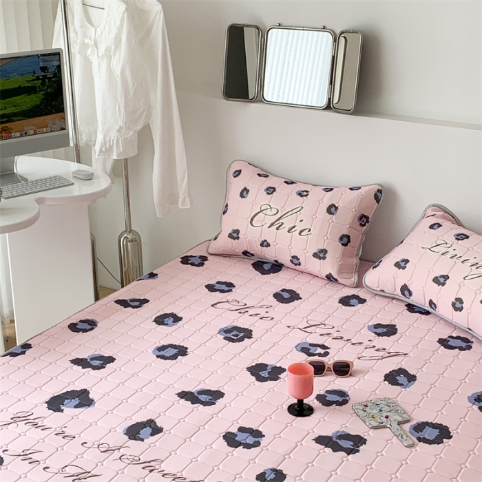 91家纺网 家纺一手货源 找家纺 昔可 2023新款方块绗缝乳胶凉席三件套Chic风 粉紫豹纹