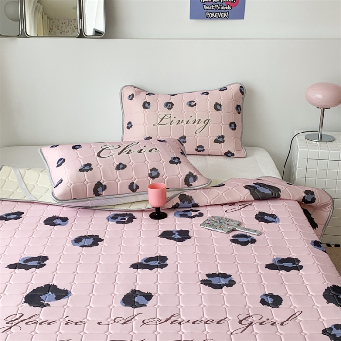 91家纺网 家纺一手货源 找家纺 昔可 2023新款方块绗缝乳胶凉席三件套Chic风 粉紫豹纹