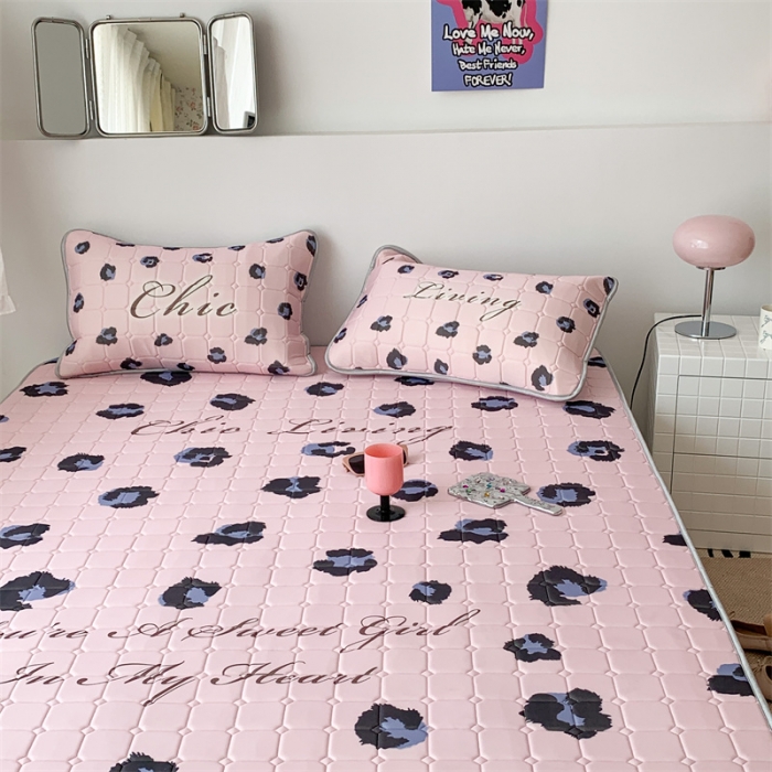 91家纺网 家纺一手货源 找家纺 昔可 2023新款方块绗缝乳胶凉席三件套Chic风 粉紫豹纹