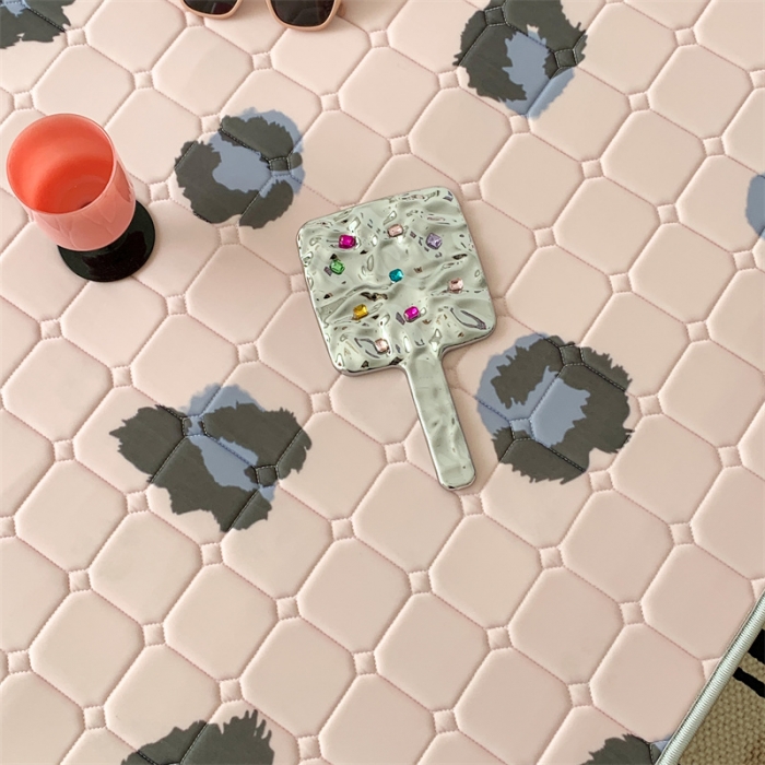 91家纺网 家纺一手货源 找家纺 昔可 2023新款方块绗缝乳胶凉席三件套Chic风 粉紫豹纹