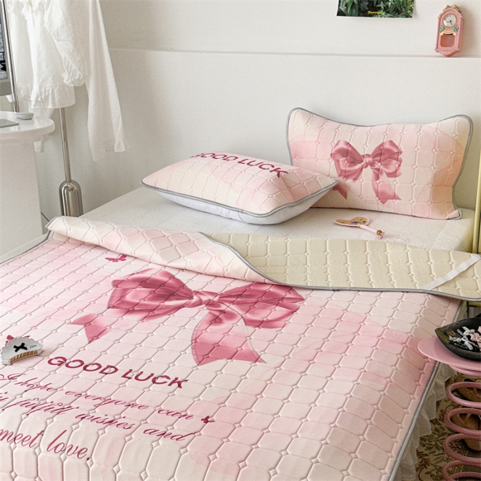 91家纺网 家纺一手货源 找家纺 （总）昔可 2023新款方块绗缝乳胶凉席芭蕾风