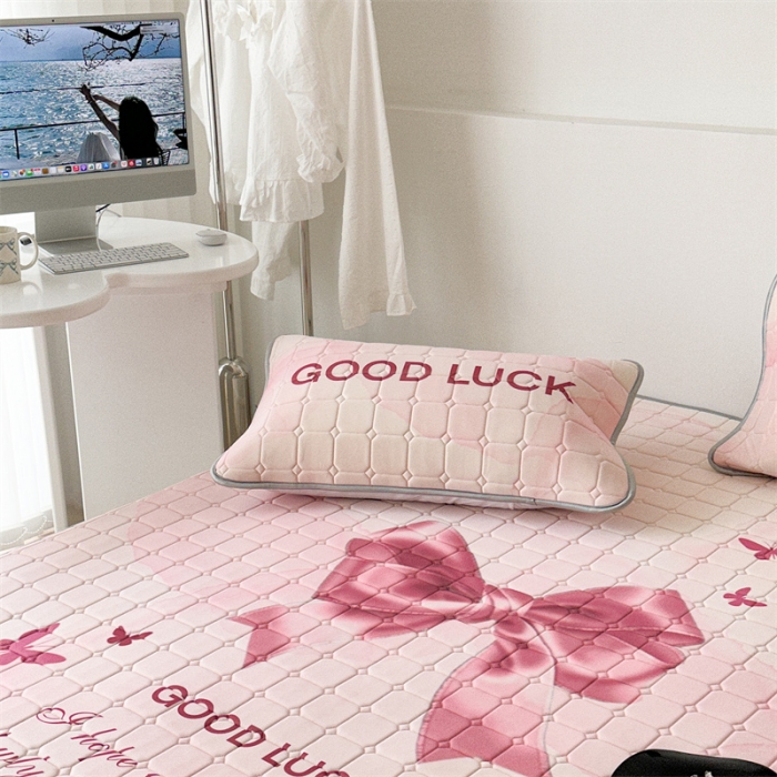 91家纺网 家纺一手货源 找家纺 （总）昔可 2023新款方块绗缝乳胶凉席芭蕾风