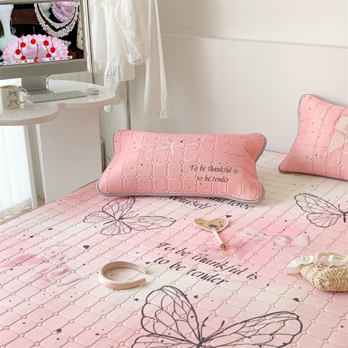 91家纺网 家纺一手货源 找家纺 昔可 2023新款方块绗缝乳胶凉席芭蕾风 芭蕾蝴蝶序曲