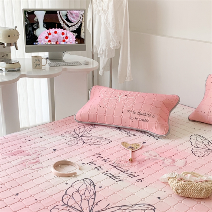 91家纺网 家纺一手货源 找家纺 昔可 2023新款方块绗缝乳胶凉席芭蕾风 芭蕾蝴蝶序曲