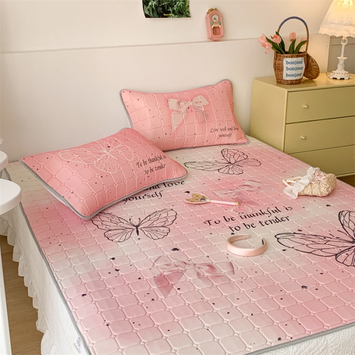 91家纺网 家纺一手货源 找家纺 昔可 2023新款方块绗缝乳胶凉席芭蕾风 芭蕾蝴蝶序曲