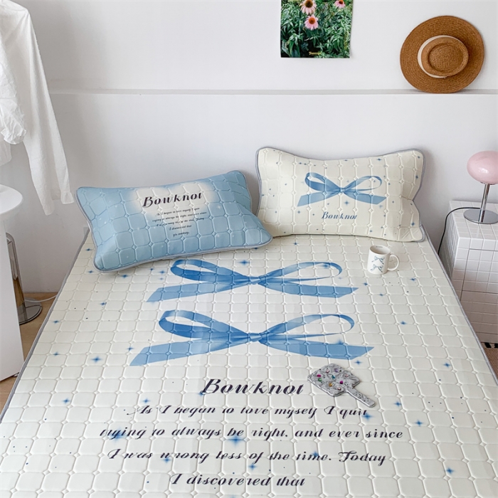 91家纺网 家纺一手货源 找家纺 昔可 2023新款方块绗缝乳胶凉席芭蕾风 蓝色丝带蝴蝶结