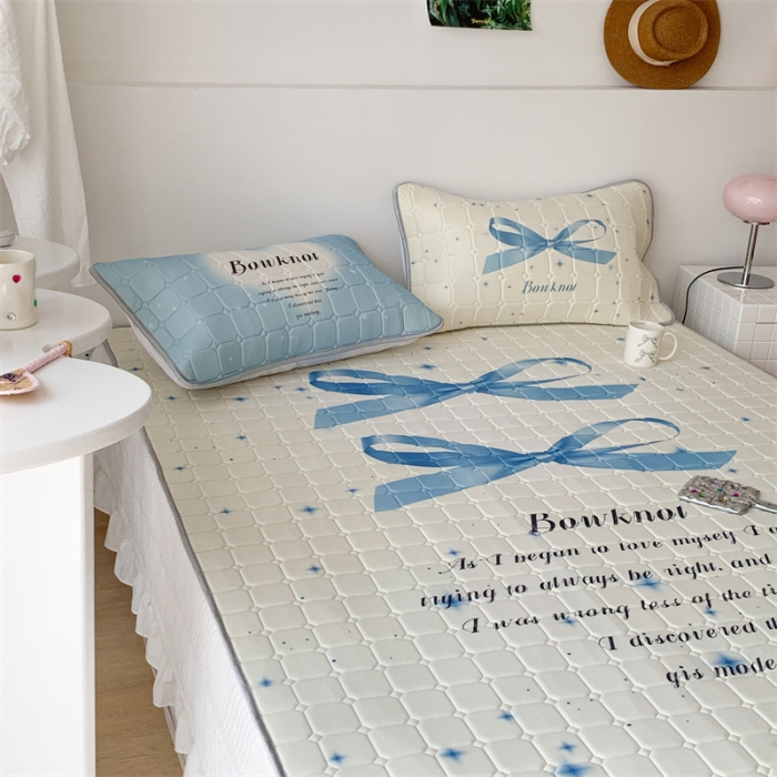 91家纺网 家纺一手货源 找家纺 昔可 2023新款方块绗缝乳胶凉席芭蕾风 蓝色丝带蝴蝶结