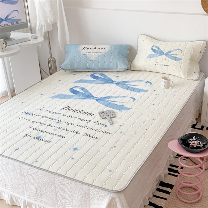 91家纺网 家纺一手货源 找家纺 昔可 2023新款方块绗缝乳胶凉席芭蕾风 蓝色丝带蝴蝶结