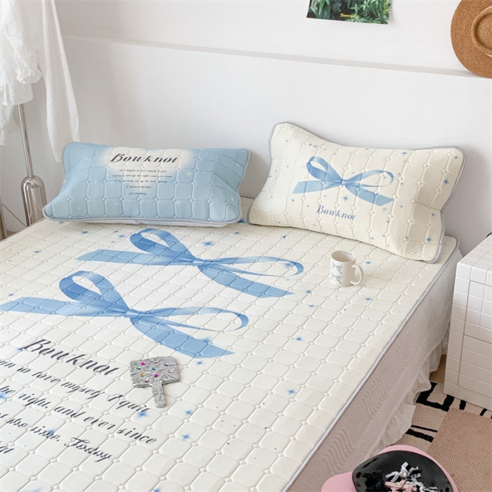 91家纺网 家纺一手货源 找家纺 昔可 2023新款方块绗缝乳胶凉席芭蕾风 蓝色丝带蝴蝶结