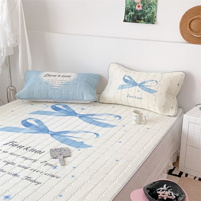 91家纺网 家纺一手货源 找家纺 昔可 2023新款方块绗缝乳胶凉席芭蕾风 蓝色丝带蝴蝶结