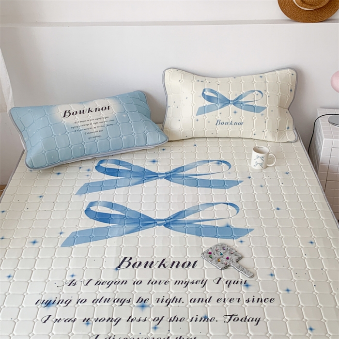 91家纺网 家纺一手货源 找家纺 昔可 2023新款方块绗缝乳胶凉席芭蕾风 蓝色丝带蝴蝶结