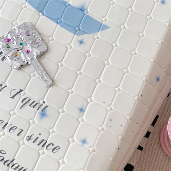 91家纺网 家纺一手货源 找家纺 昔可 2023新款方块绗缝乳胶凉席芭蕾风 蓝色丝带蝴蝶结