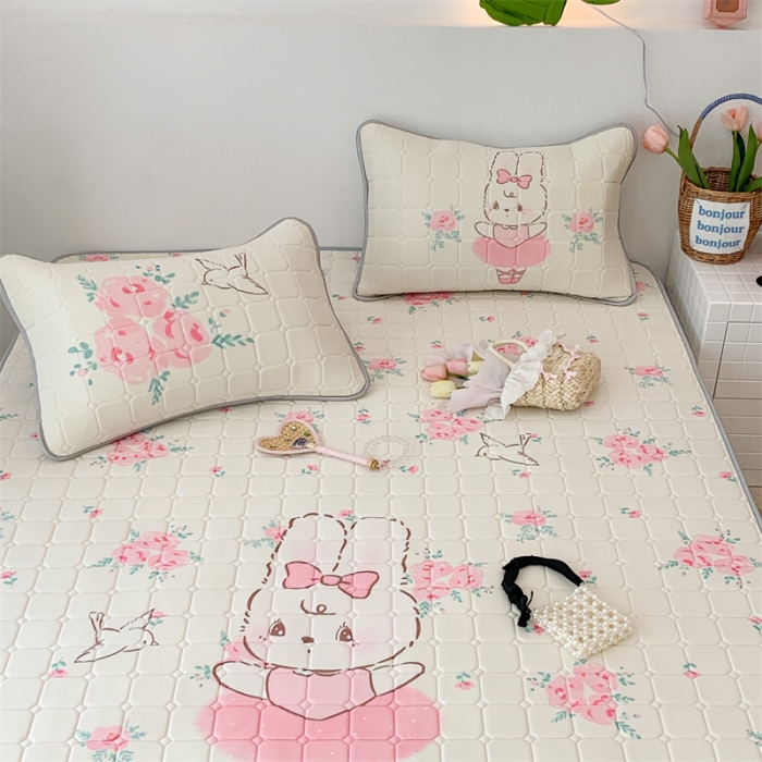 91家纺网 家纺一手货源 找家纺 昔可 2023新款方块绗缝乳胶凉席芭蕾风 玫瑰芭蕾兔