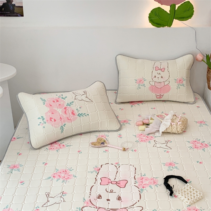 91家纺网 家纺一手货源 找家纺 昔可 2023新款方块绗缝乳胶凉席芭蕾风 玫瑰芭蕾兔