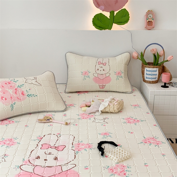 91家纺网 家纺一手货源 找家纺 昔可 2023新款方块绗缝乳胶凉席芭蕾风 玫瑰芭蕾兔