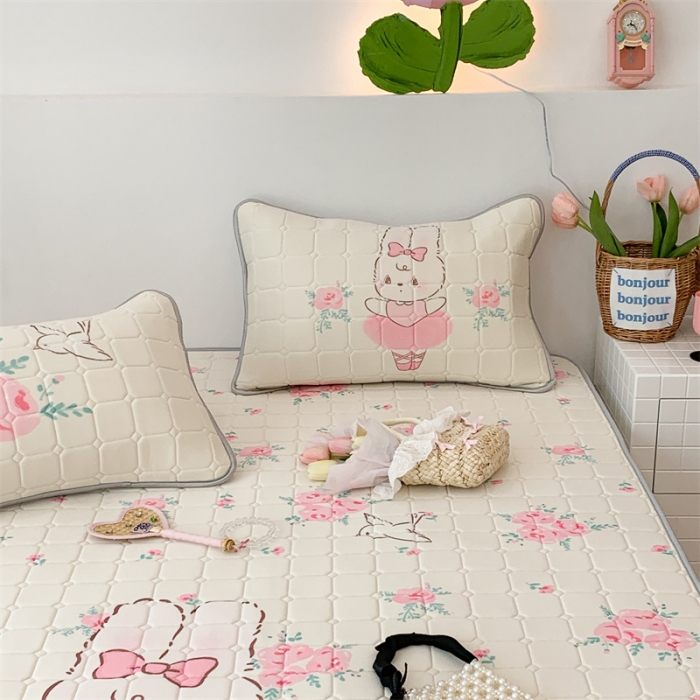 91家纺网 家纺一手货源 找家纺 昔可 2023新款方块绗缝乳胶凉席芭蕾风 玫瑰芭蕾兔