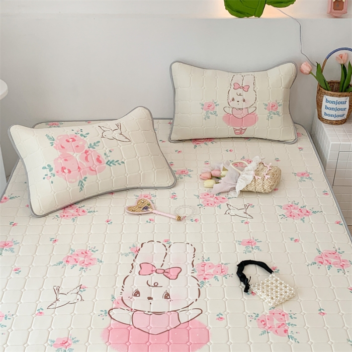 91家纺网 家纺一手货源 找家纺 昔可 2023新款方块绗缝乳胶凉席芭蕾风 玫瑰芭蕾兔