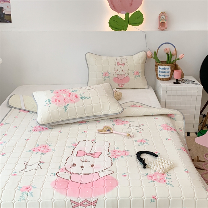 91家纺网 家纺一手货源 找家纺 昔可 2023新款方块绗缝乳胶凉席芭蕾风 玫瑰芭蕾兔