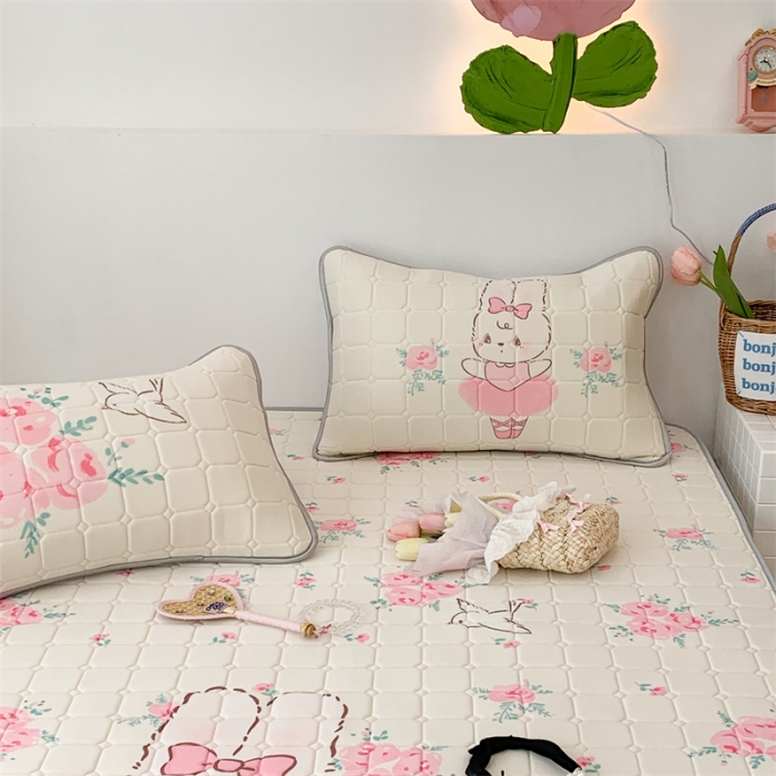 91家纺网 家纺一手货源 找家纺 昔可 2023新款方块绗缝乳胶凉席芭蕾风 玫瑰芭蕾兔