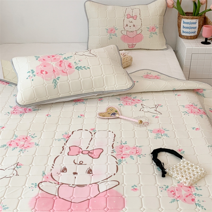 91家纺网 家纺一手货源 找家纺 昔可 2023新款方块绗缝乳胶凉席芭蕾风 玫瑰芭蕾兔