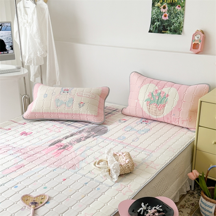 91家纺网 家纺一手货源 找家纺 昔可 2023新款方块绗缝乳胶凉席芭蕾风 手帐芭蕾女孩