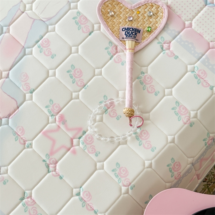 91家纺网 家纺一手货源 找家纺 昔可 2023新款方块绗缝乳胶凉席芭蕾风 手帐芭蕾女孩