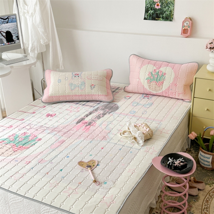 91家纺网 家纺一手货源 找家纺 昔可 2023新款方块绗缝乳胶凉席芭蕾风 手帐芭蕾女孩