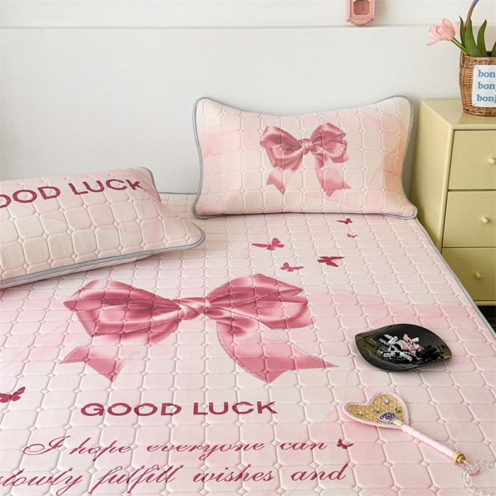 91家纺网 家纺一手货源 找家纺 昔可 2023新款方块绗缝乳胶凉席芭蕾风 夏日芭蕾粉丝带