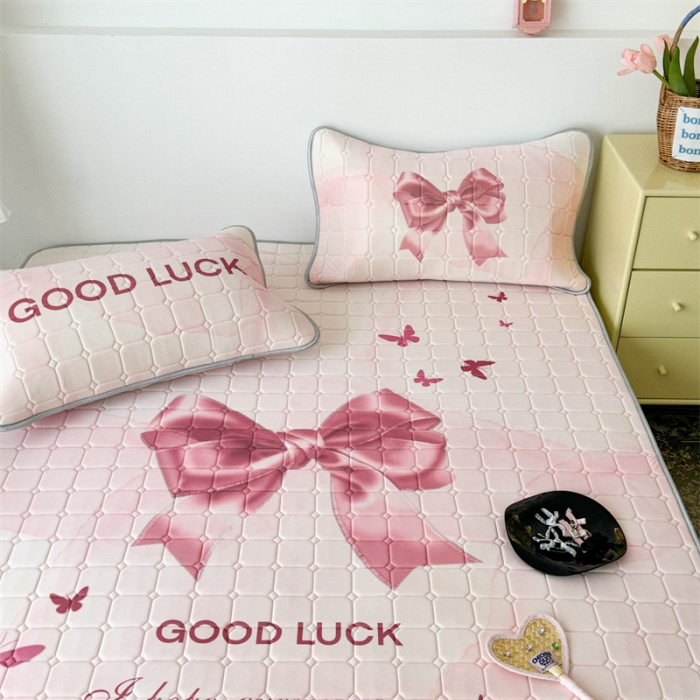 91家纺网 家纺一手货源 找家纺 昔可 2023新款方块绗缝乳胶凉席芭蕾风 夏日芭蕾粉丝带