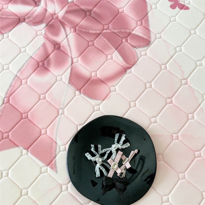 91家纺网 家纺一手货源 找家纺 昔可 2023新款方块绗缝乳胶凉席芭蕾风 夏日芭蕾粉丝带