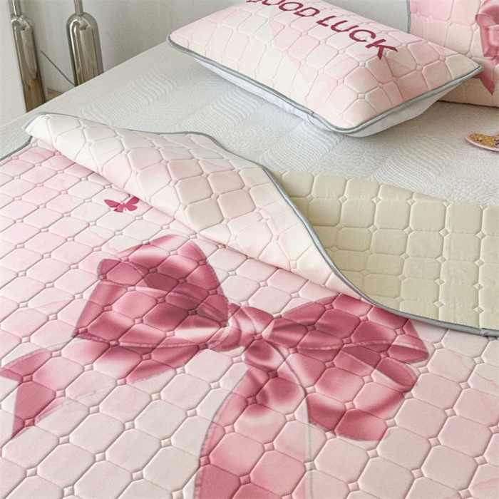 91家纺网 家纺一手货源 找家纺 昔可 2023新款方块绗缝乳胶凉席芭蕾风 夏日芭蕾粉丝带