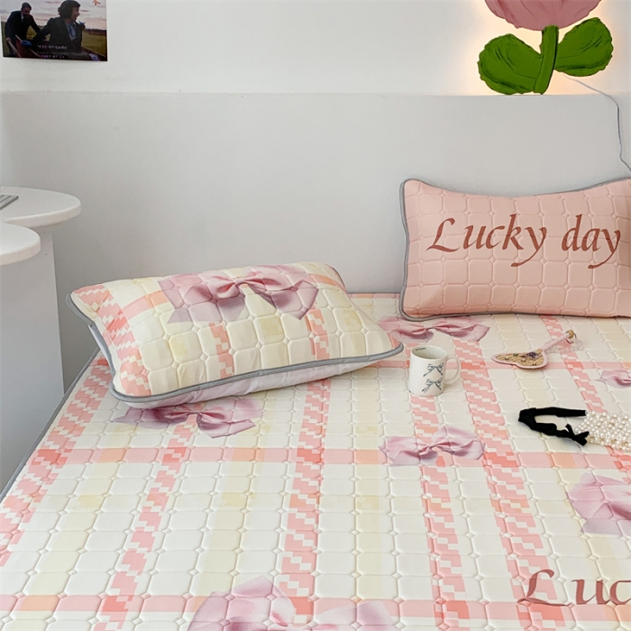 91家纺网 家纺一手货源 找家纺 昔可 2023新款方块绗缝乳胶凉席芭蕾风 幸运蝴蝶结