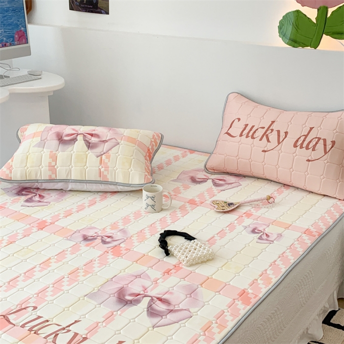 91家纺网 家纺一手货源 找家纺 昔可 2023新款方块绗缝乳胶凉席芭蕾风 幸运蝴蝶结