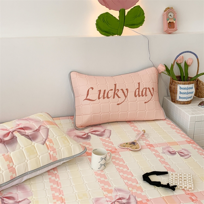 91家纺网 家纺一手货源 找家纺 昔可 2023新款方块绗缝乳胶凉席芭蕾风 幸运蝴蝶结