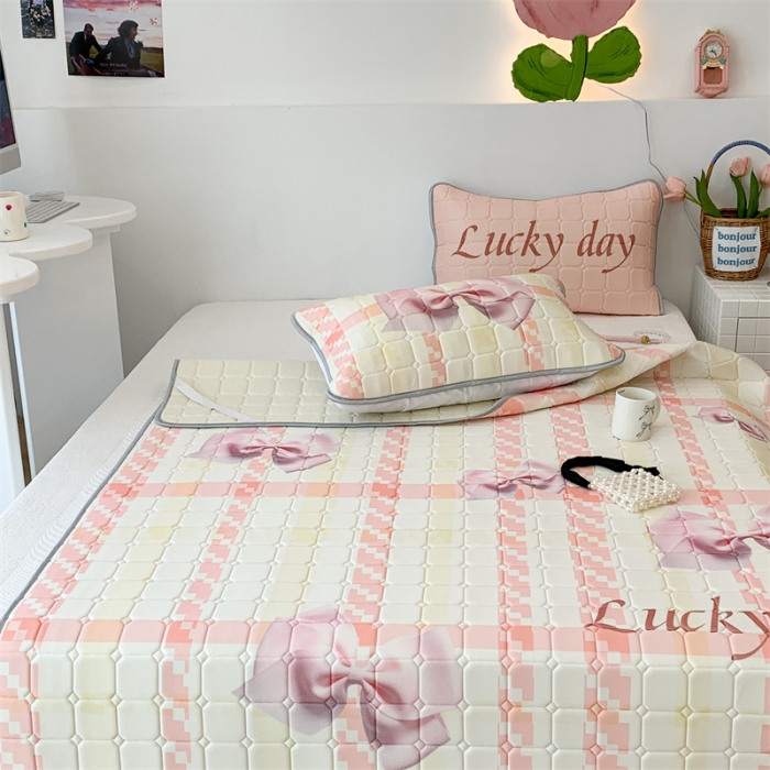 91家纺网 家纺一手货源 找家纺 昔可 2023新款方块绗缝乳胶凉席芭蕾风 幸运蝴蝶结